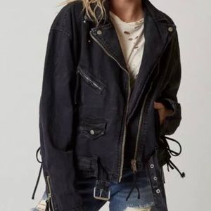 Free People
Oversized denim moto jacket
Size: Med
